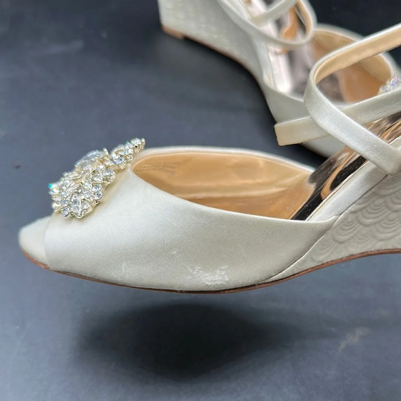 Badgley Mischka
Women's Abigail Crisscross Wedge Sandals size 8 - Picture 3 of 7